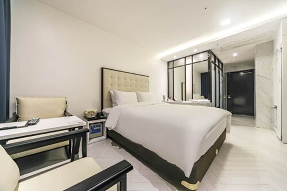 Daegu Dongseongro Hotel Labella Superior Double Room (Breakfast for 2)