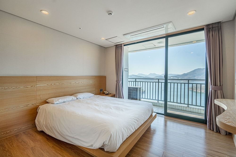 Cheongpung Resort Lake Hotel Deluxe Double Room (HIll House)