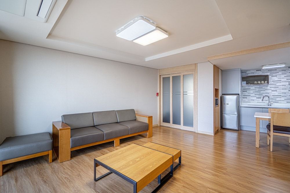 Cheongpung Resort Lake Hotel Deluxe Double Room (HIll House) 3