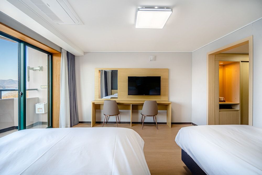 Cheongpung Resort Lake Hotel Superior Twin Room, Lake View (Lake Hotel) 2
