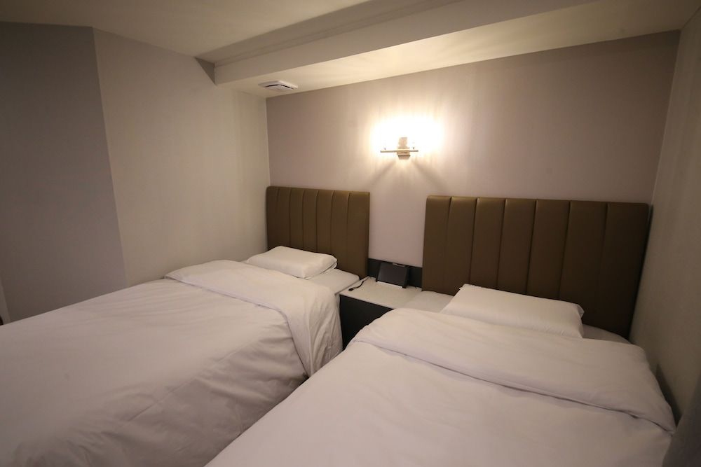 25 HOTEL Classic Double or Twin Room 4