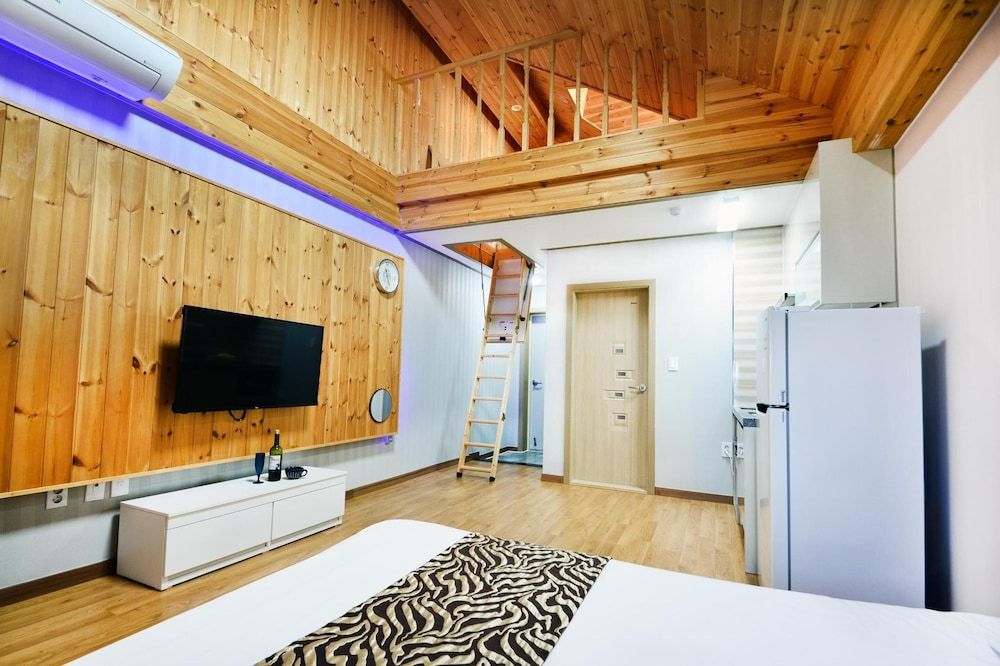 Donghae Red Roof Pension Basic Room, 1 Bedroom (303) 2