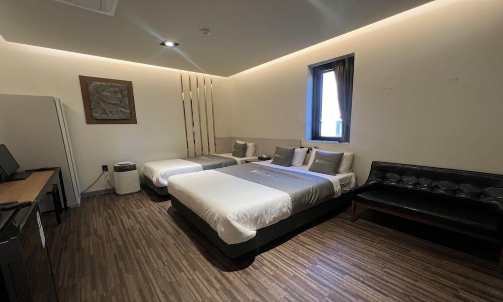 Hotel Bentley Deluxe Twin Room 3