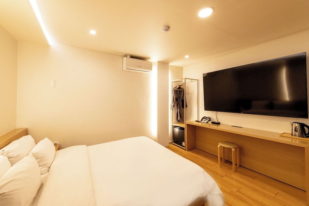 H Avenue Chuncheon Standard Double Room 7