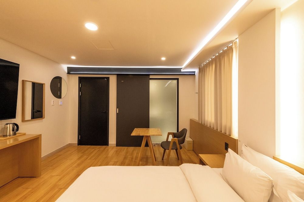H Avenue Chuncheon Standard Double Room 8