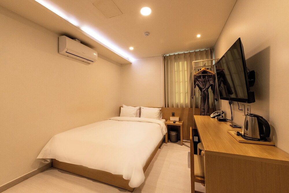 H Avenue Chuncheon Superior Double Room 2