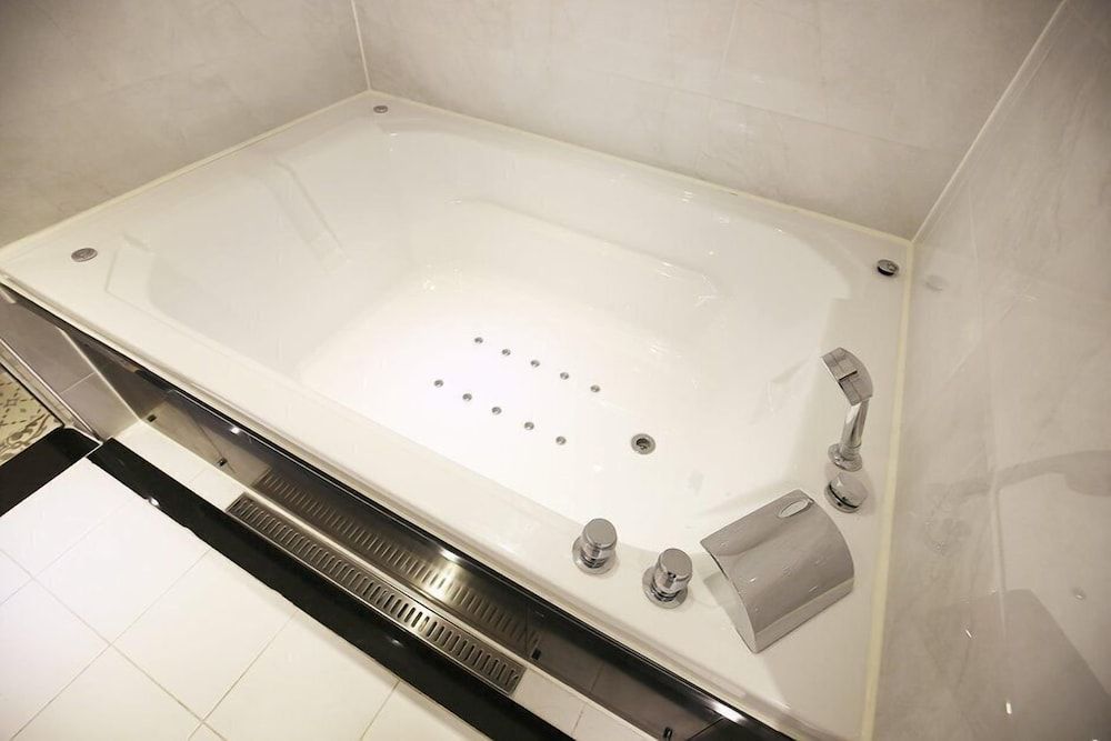 Hotel Class Superior Suite 7