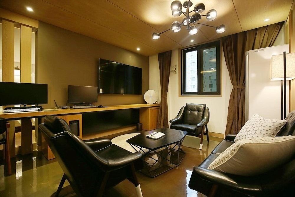 Hotel Class Suite 11