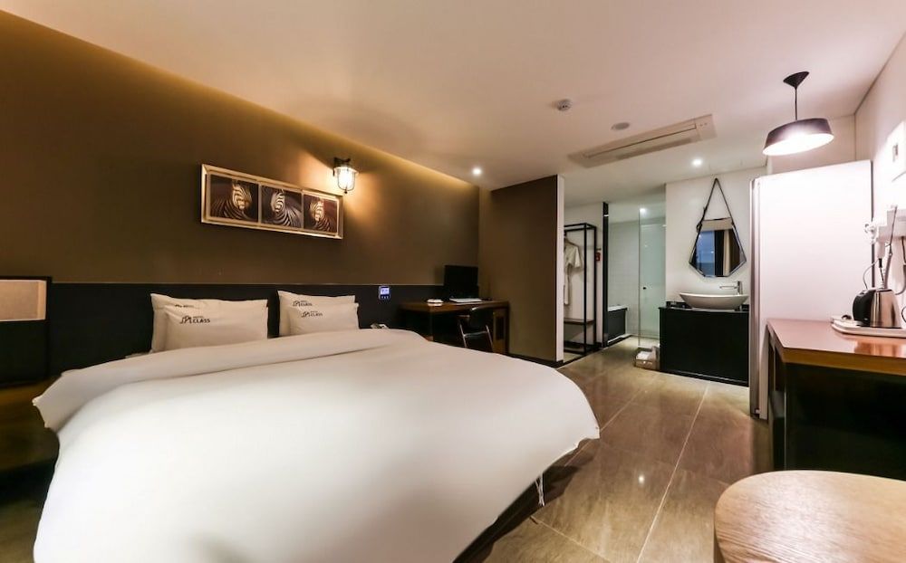 Hotel Class Deluxe Room 2