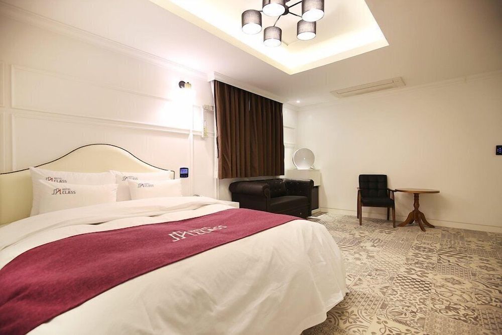 Hotel Class Superior Suite 3