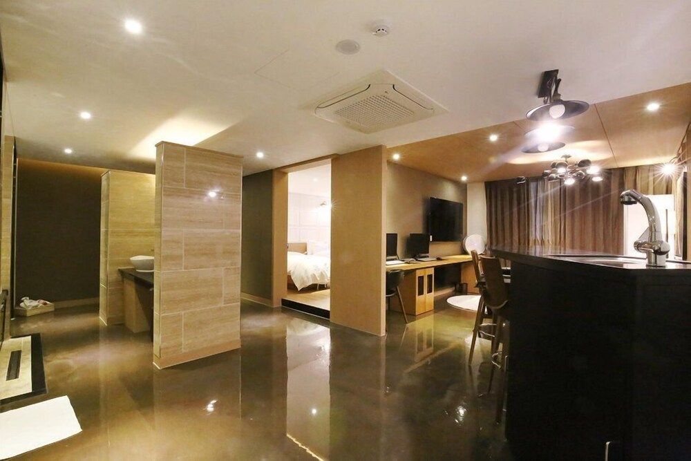 Hotel Class Suite 12