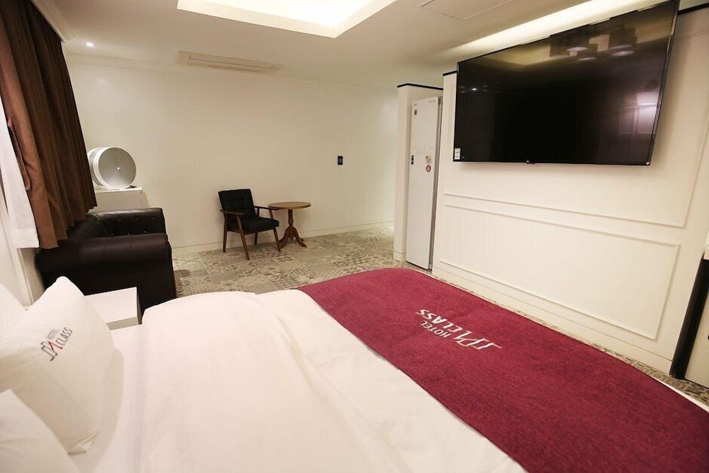 Hotel Class Superior Suite 9