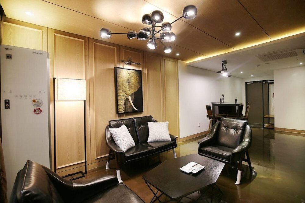 Hotel Class Suite 13