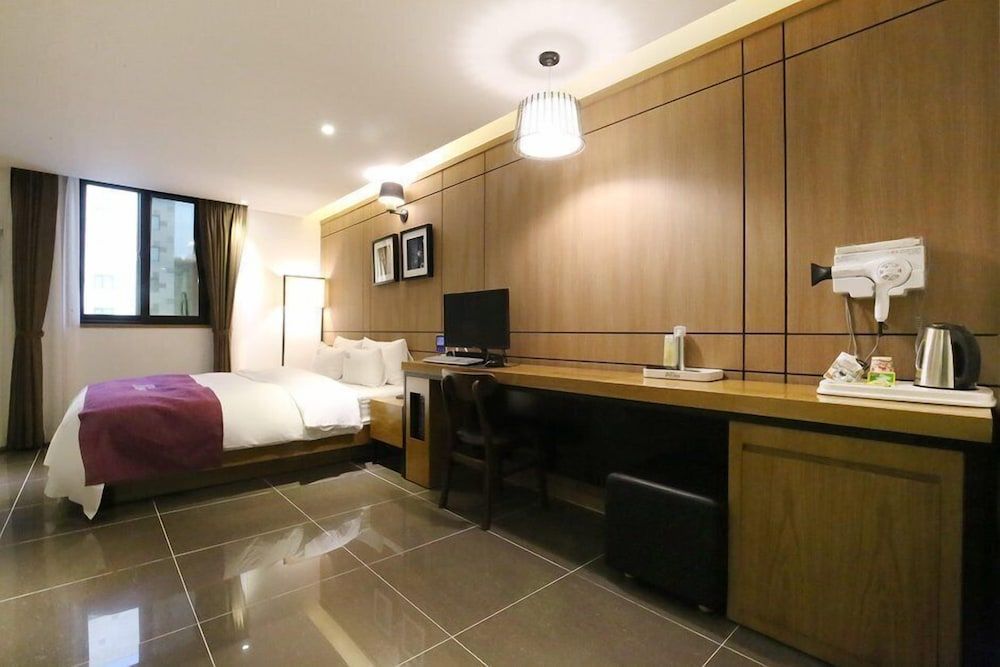 Hotel Class Deluxe Room 7