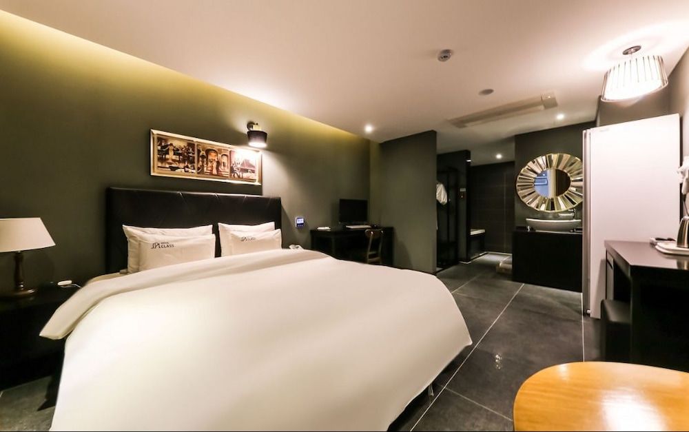 Hotel Class Deluxe Room 3