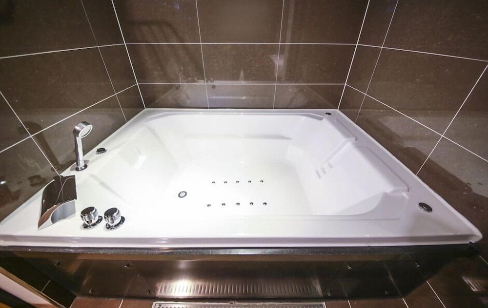 Deep Soaking Bathtub