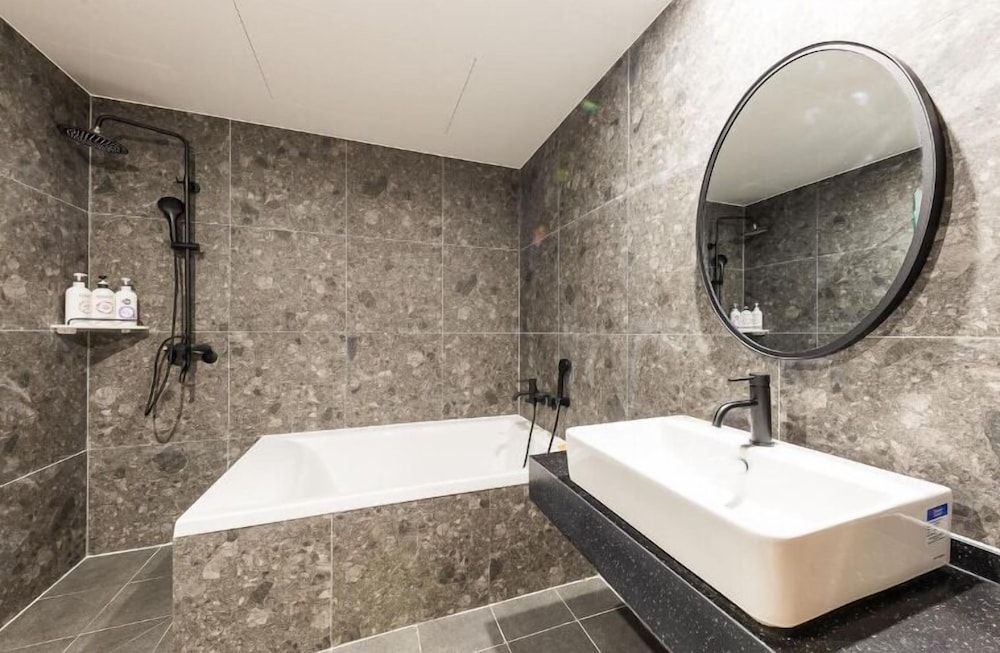 Arden Hotel Deluxe Room 7