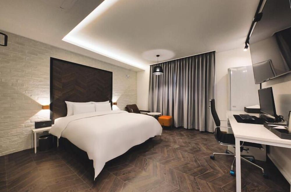 Arden Hotel Deluxe Room 5