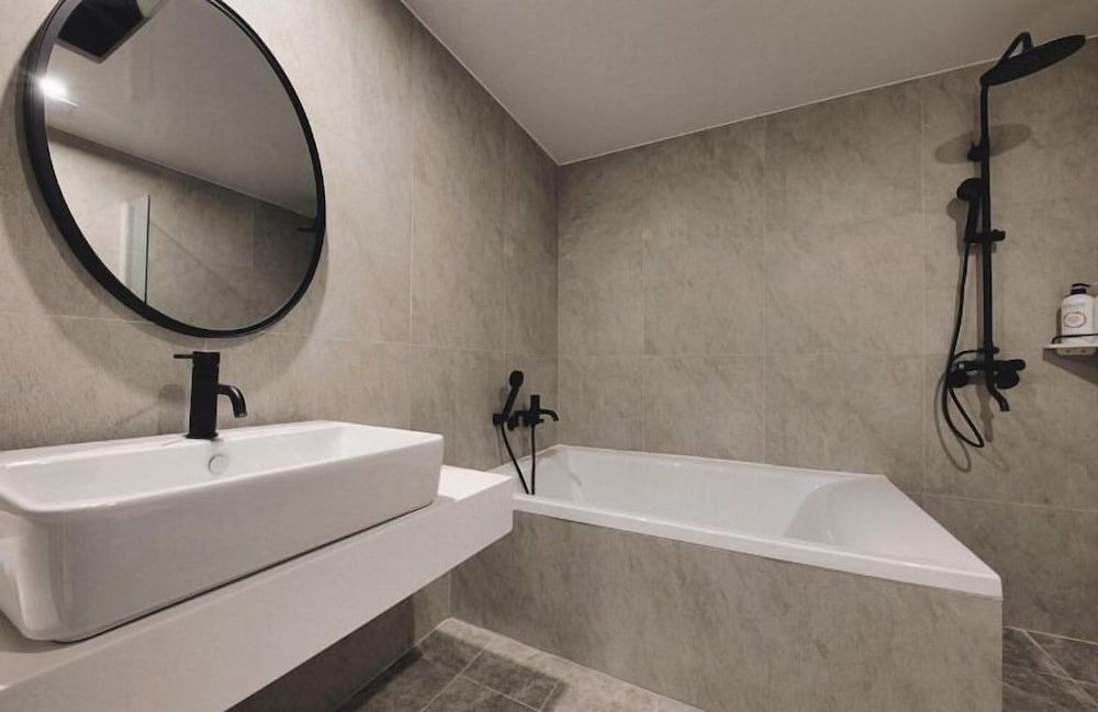 Arden Hotel Deluxe Room 8