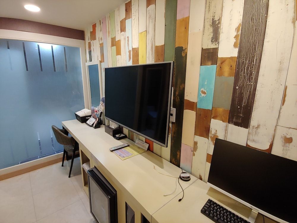 Apple Drive-in Motel Standard Room 6