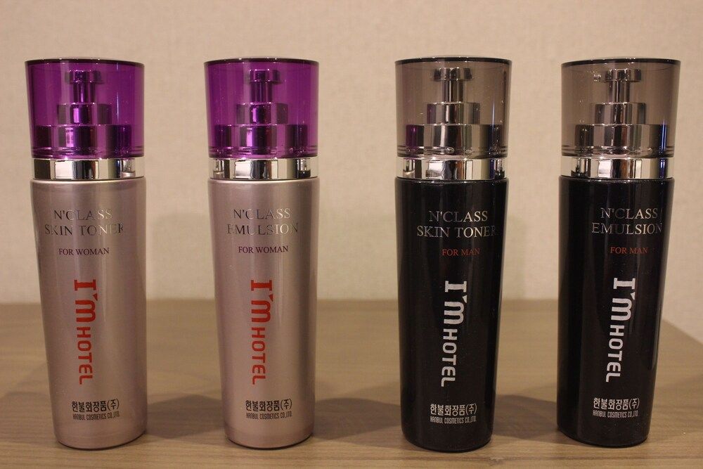 IM Hotel Deluxe Room 9