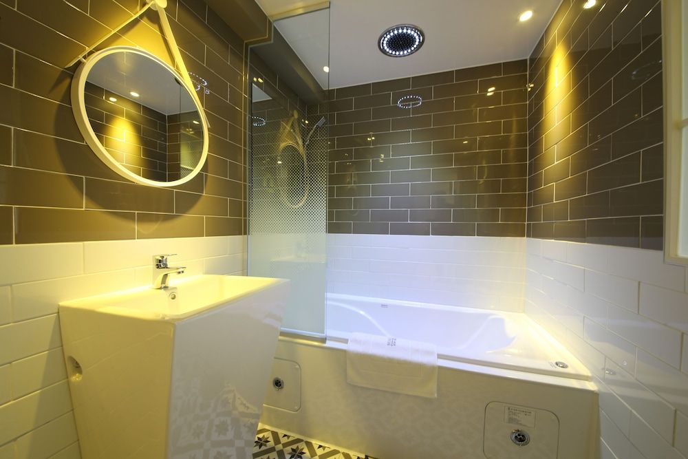 Brooks Hotel Standard Double Room, Bathtub 4