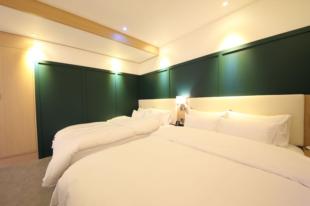 Brooks Hotel Deluxe Suite (Family) 3