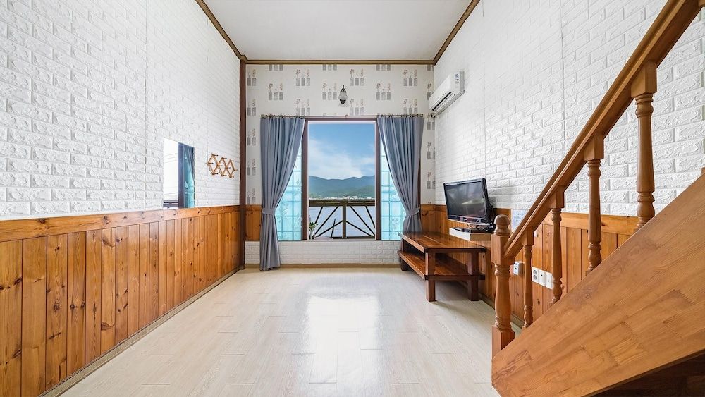 Tongyeong Hwanggeumbada Pension Basic Room, 1 Bedroom (201(Oceanview)) 7