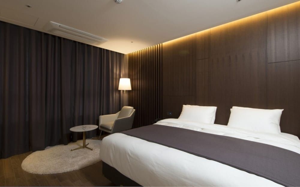 Ramada by Wyndham Daejeon Room, 1 King Bed, Non Smoking 2