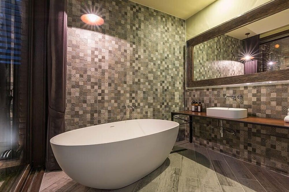 Deep Soaking Bathtub