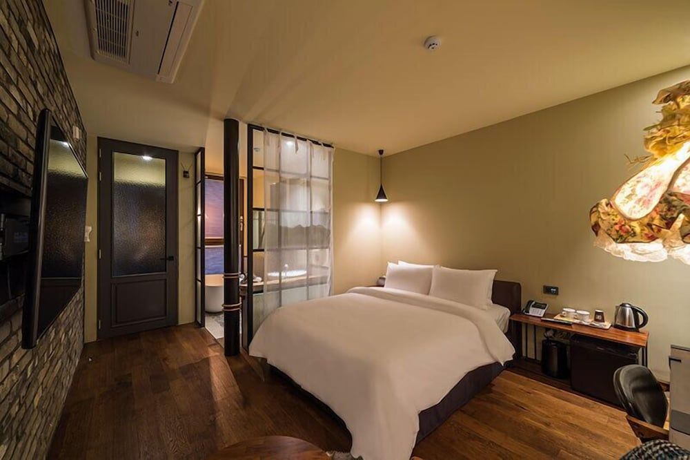 Hotel March Standard Room 5