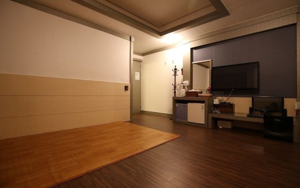 undefined Hera Motel 6