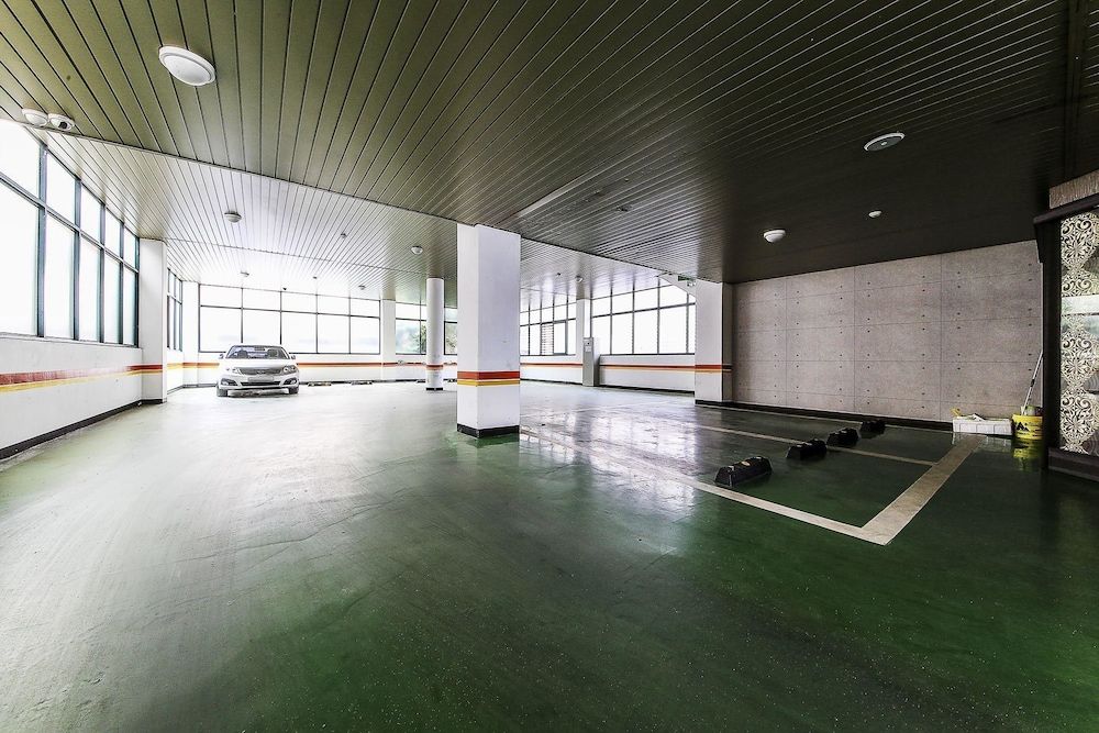 undefined Hera Motel 8