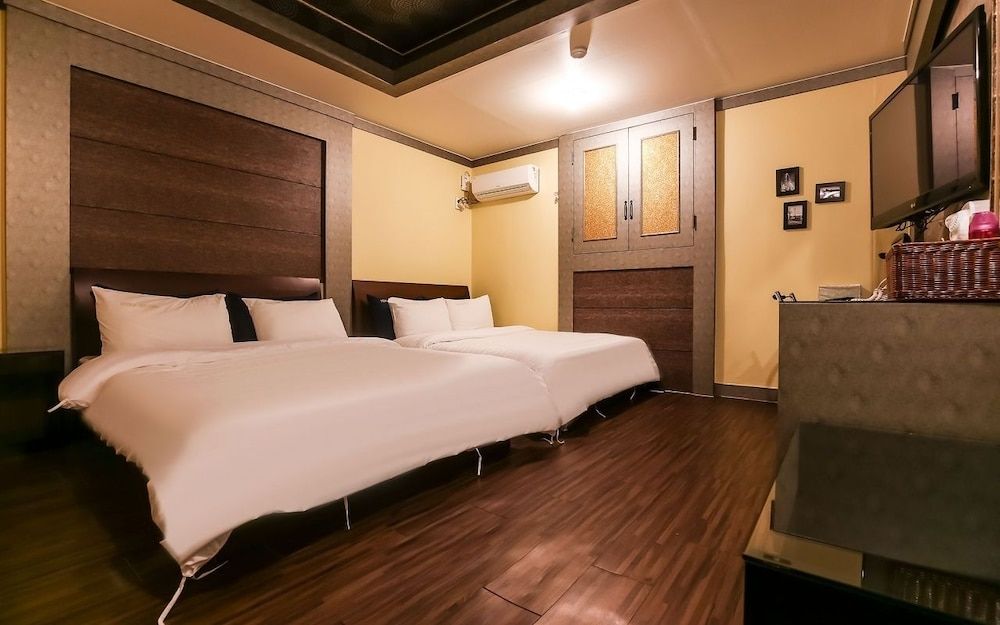 undefined Hera Motel 10