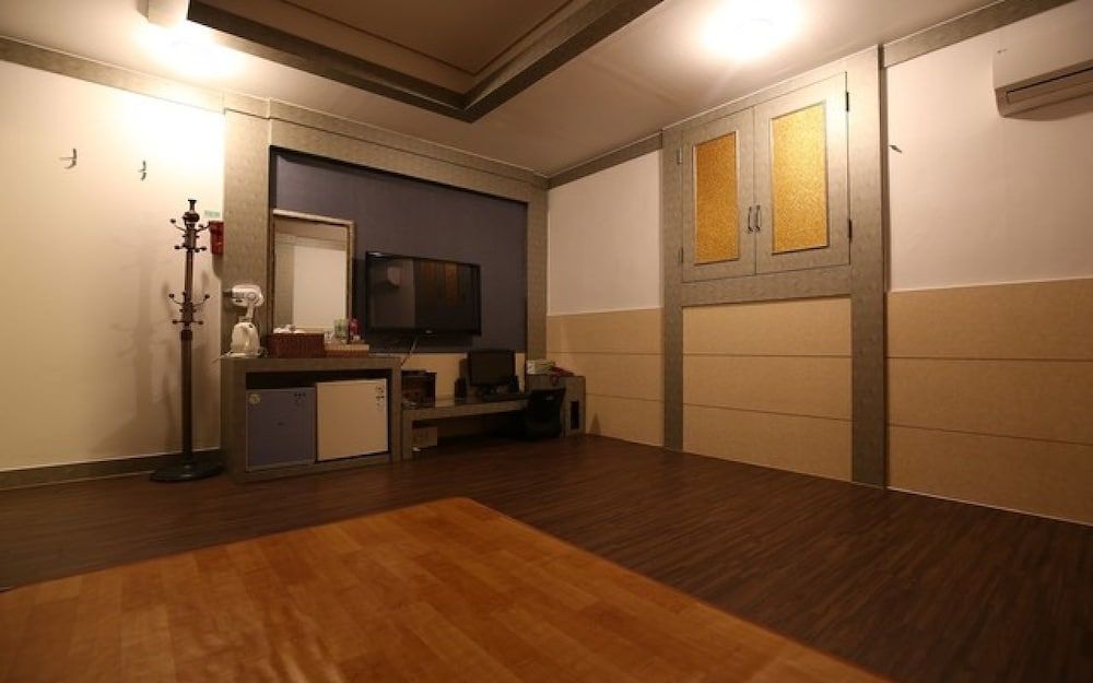 undefined Hera Motel 4