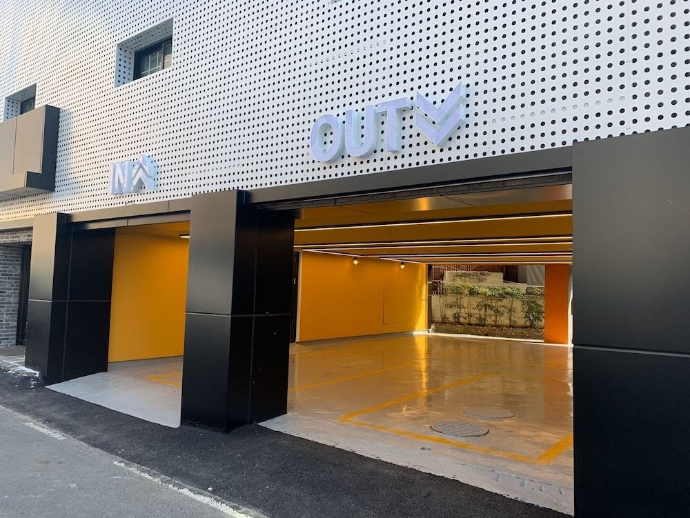 undefined The Leeds Hotel