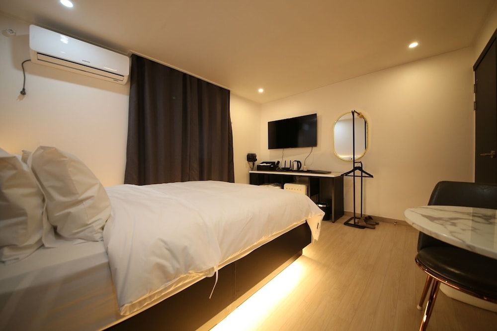 undefined The Leeds Hotel 5