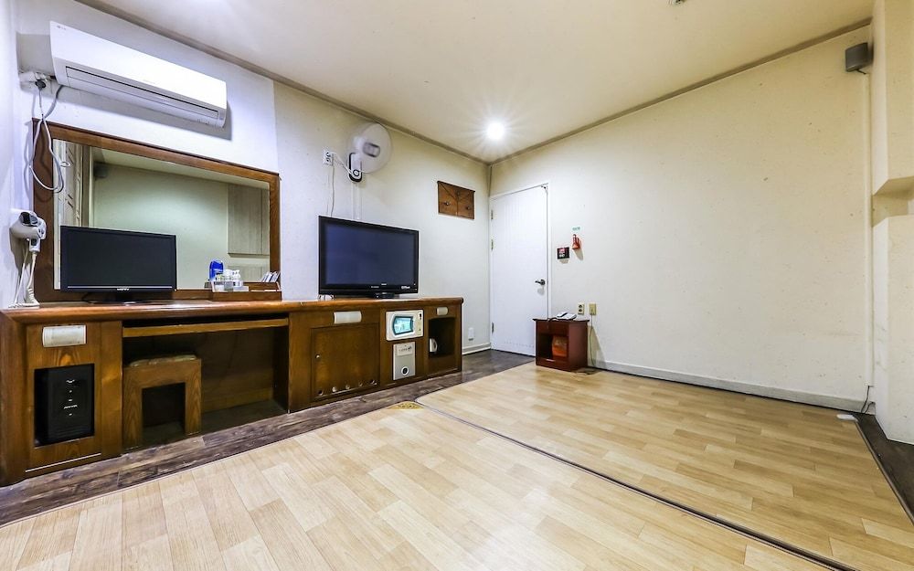 Daejeon Dunsan Gallery Room (Korean suite)