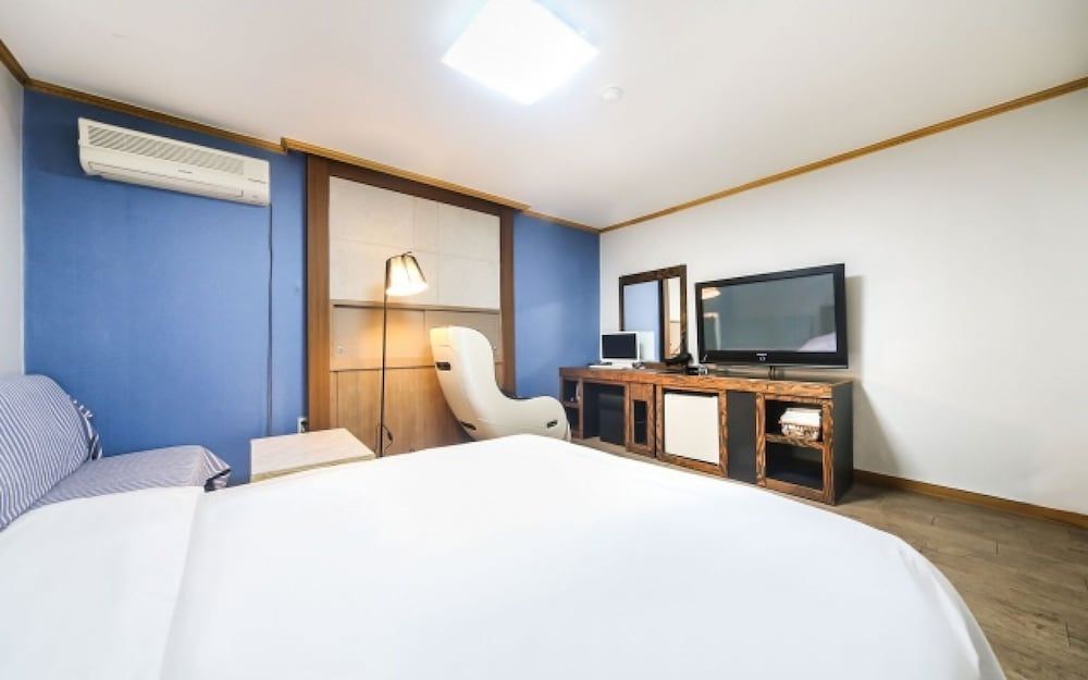 undefined Daejeon Sintanjin Blue 3