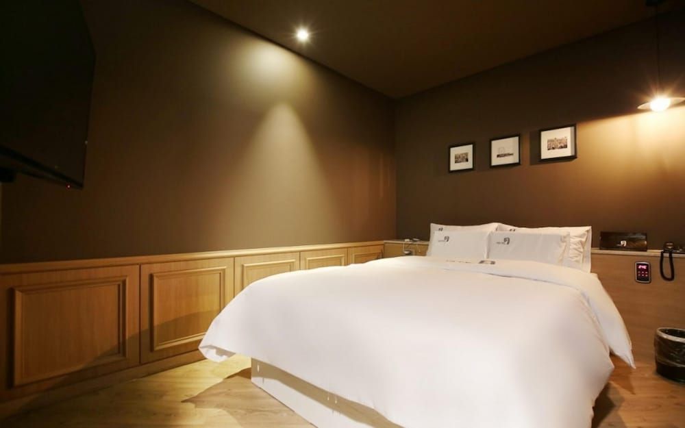 undefined Daejeon Sintanjin Hotel Wol 8