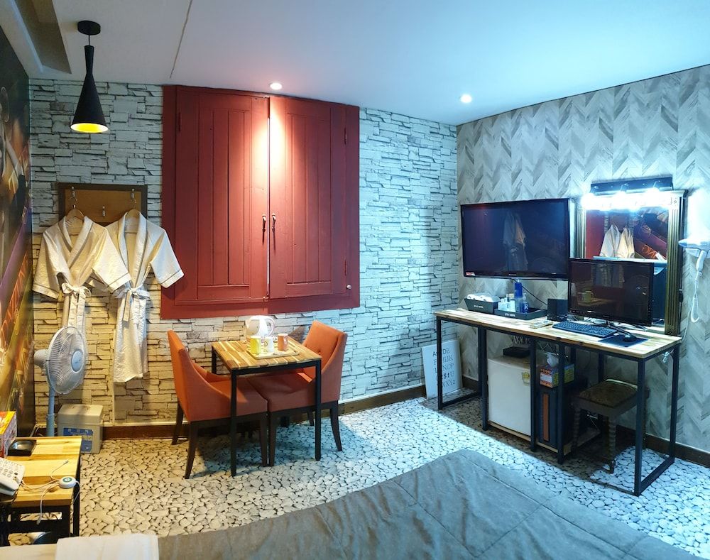 Romance Motel Deluxe Room 6