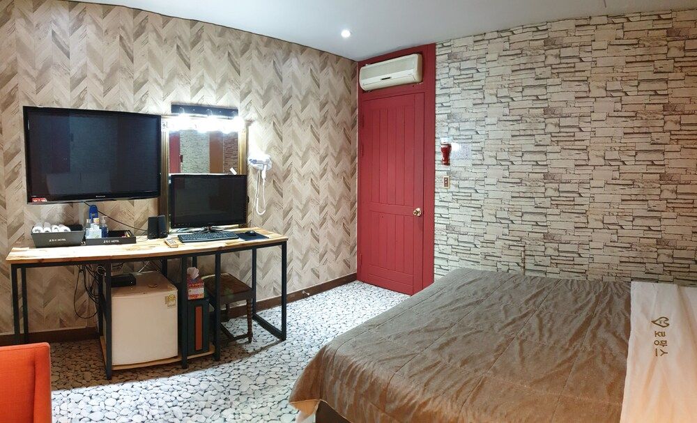 Romance Motel Deluxe Room 4