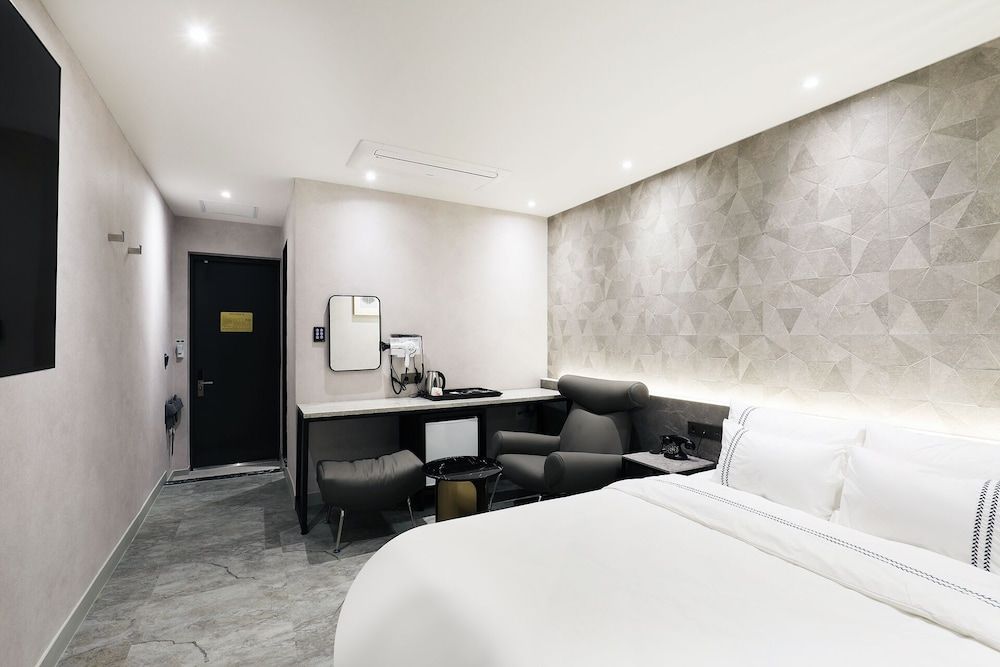 Mari Hotel Chungju Deluxe Room 8