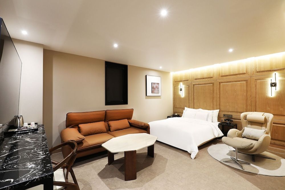 Mari Hotel Chungju Luxury Room 2