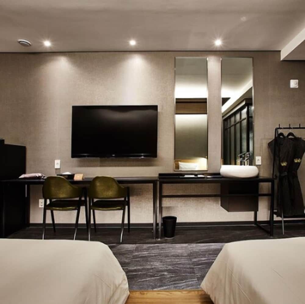 Hotel Wanted Family Twin Room 11