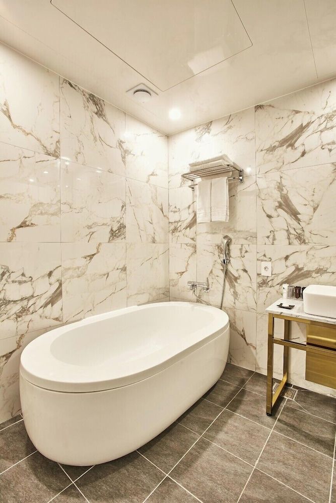 Hotel Wanted Pool Suite 2