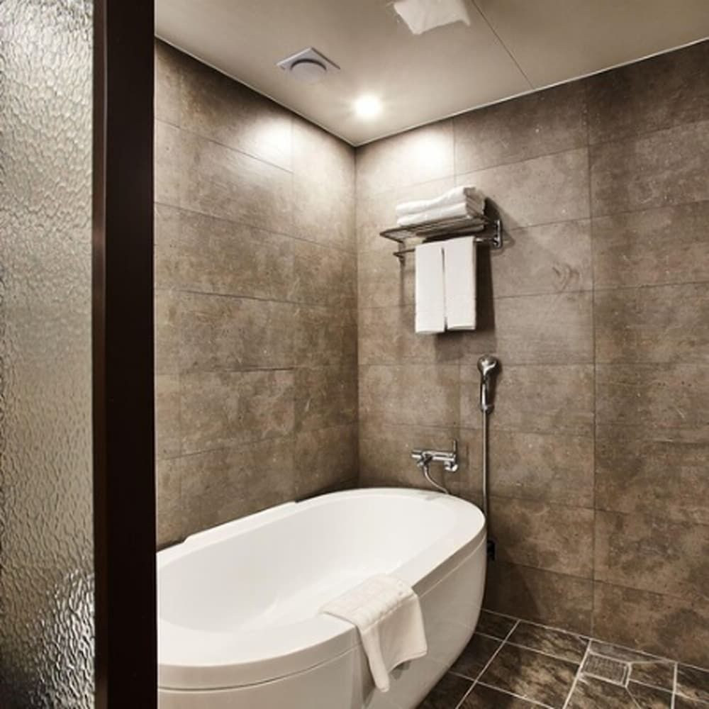 Deep Soaking Bathtub