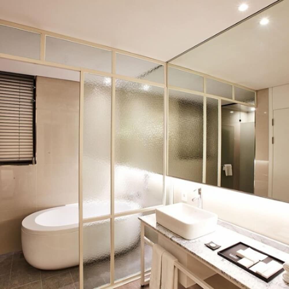 Hotel Wanted Deluxe Double Room (White) 3