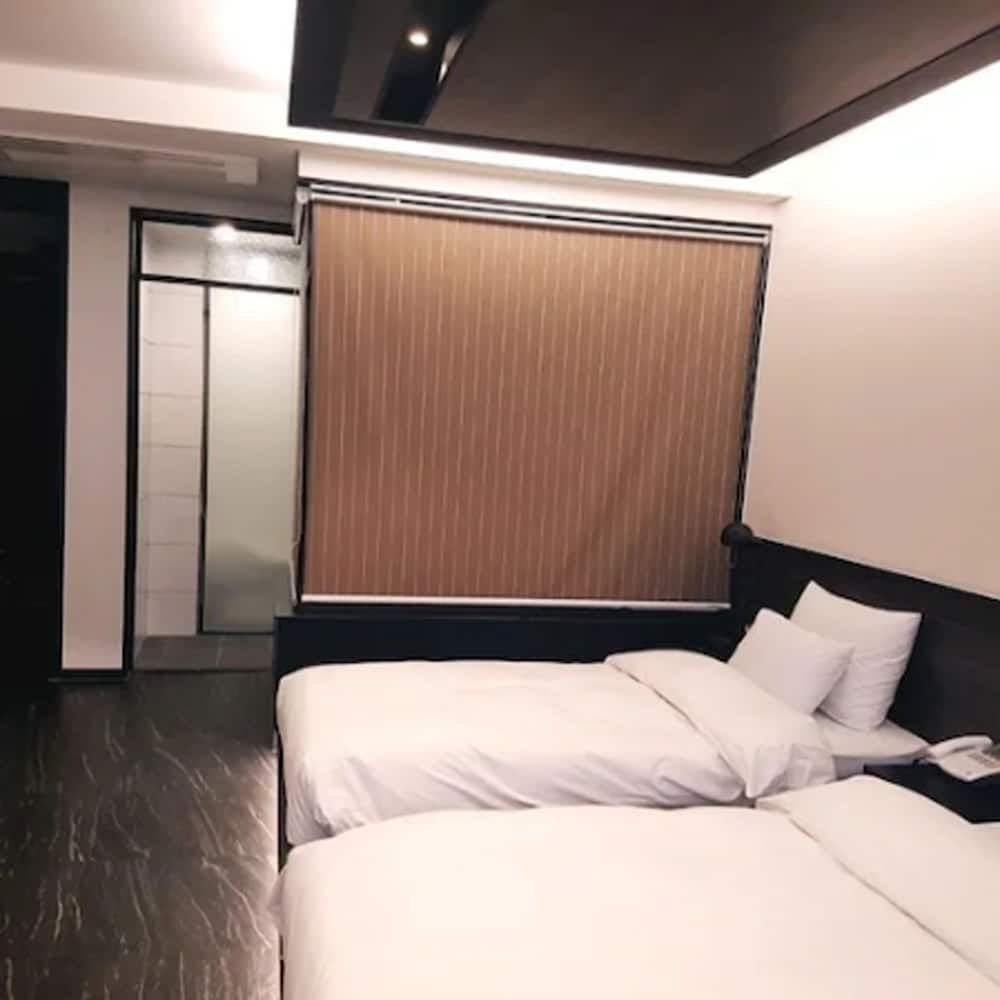 Hotel Wanted Family Twin Room 5