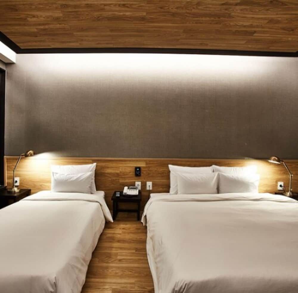 Hotel Wanted Family Twin Room 3